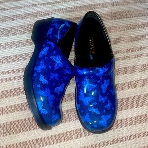 Savvy size 10 nursing shoes